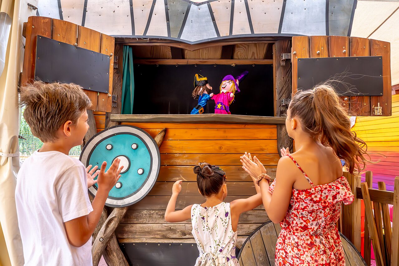 Puppentheater f�r Kinder auf der B�hne des Campingplatzes CAPFUN Teorix in MARSEILLAN PLAGE (34).