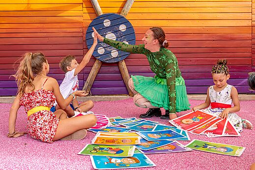 Kinderanimatie, kaartspel met animator op camping CAPFUN Teorix in MARSEILLAN PLAGE (34)