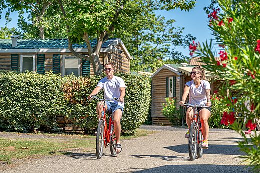Stel fietst op een pad van camping CAPFUN Teorix in MARSEILLAN PLAGE (34).