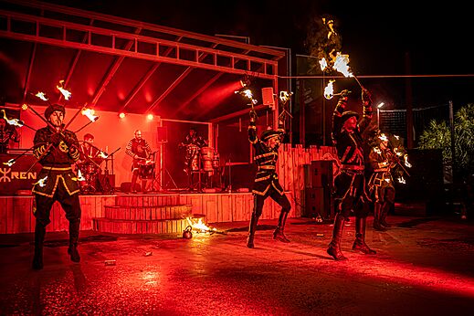 Nachtelijke vuurshow met artiesten en muzikanten op podium op camping CAPFUN Teorix in MARSEILLAN PLAGE (34)