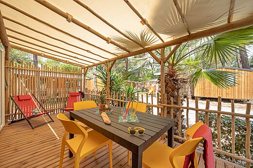 Möblierte Terrasse eines Mobilheims auf dem Campingplatz CLICOCHIC Texas in Argelès sur Mer.