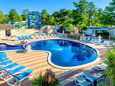 Außenpool mit Wasserrutschen und Stühlen auf dem Campingplatz CLICOCHIC Texas in Argelès sur Mer (66).