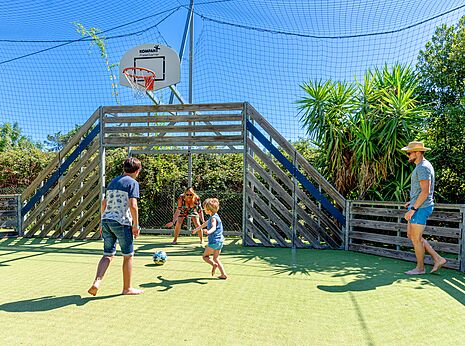 Multisportplatz, Basketballkorb auf dem Campingplatz CLICOCHIC Texas in Argelès sur Mer.