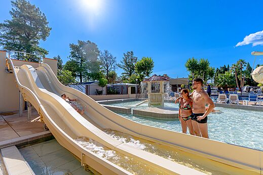 Wasserrutsche und Außenpool auf dem Campingplatz CLICOCHIC Texas in Argelès sur Mer (66).