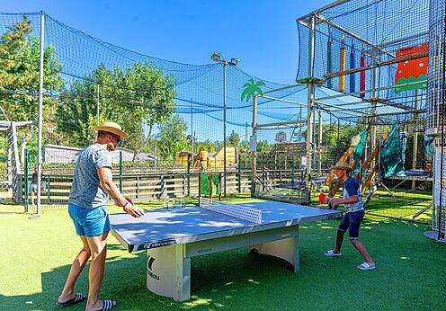 Tischtennisplatte und überdachter Spielbereich auf Camping CLICOCHIC Texas in Argelès.