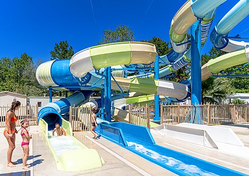 Bunte Wasserrutschen und Kinder am Campingplatz CLICOCHIC Texas in Argelès sur Mer (66).
