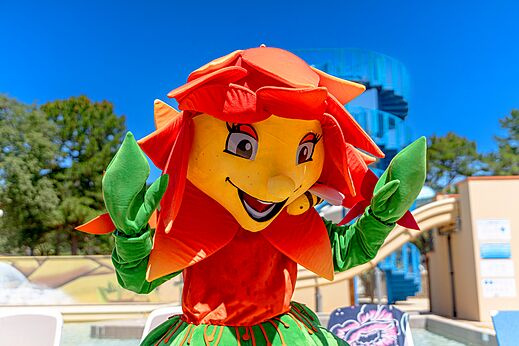 Lächelndes Blumenmaskottchen für Animation auf dem Campingplatz CLICOCHIC Texas.