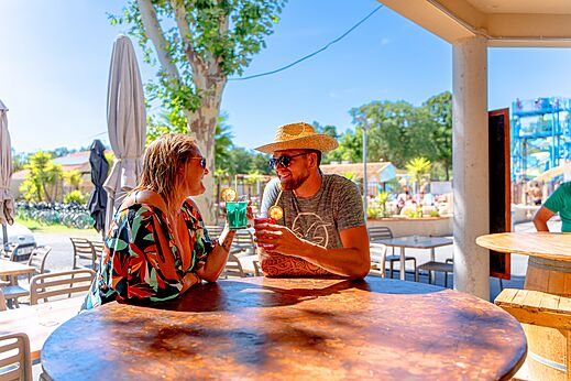 Paar mit Cocktails an der Bar des Campingplatzes CLICOCHIC Texas in Argelès sur Mer.