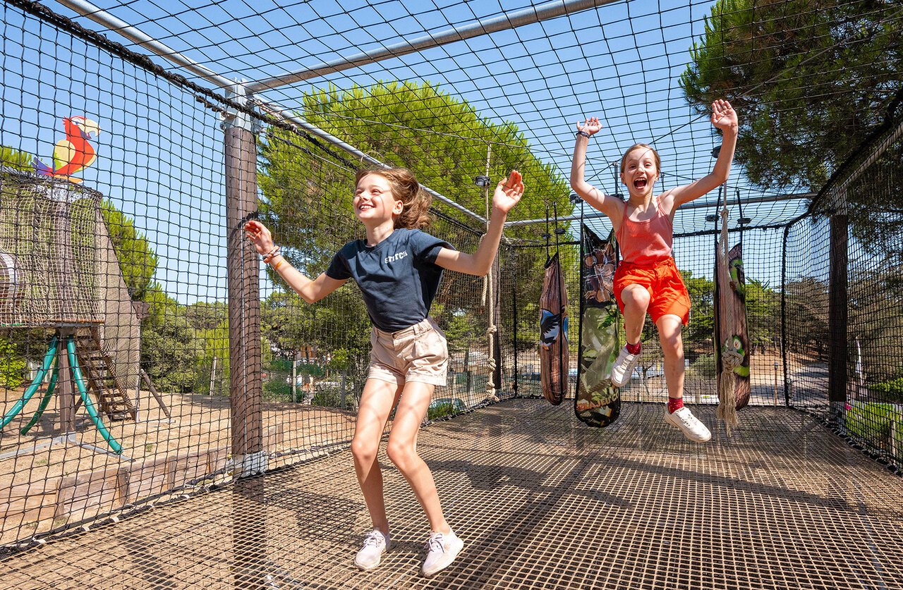 Riesiges Netz-Trampolin f�r Kinder auf dem Campingplatz CLICOCHIC Plage des Tonnelles in Saint-Jean-de-Monts (85).