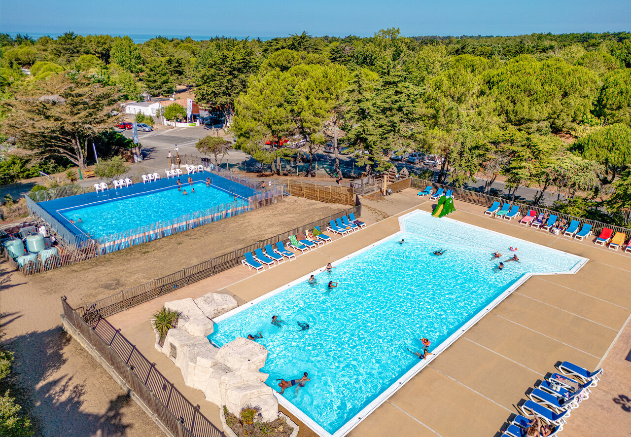 Au�enpools, Rutsche, Liegest�hle auf Campingplatz CLICOCHIC Plage des Tonnelles, Saint-Jean-de-Monts (85).