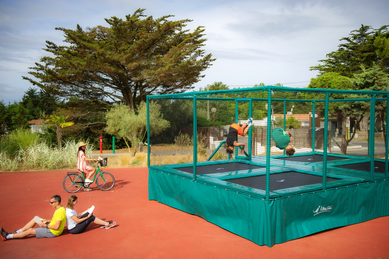 Trampoline, Kinder und Erwachsene auf dem Campingplatz CLICOCHIC Plage des Tonnelles Saint-Jean-de-Monts.