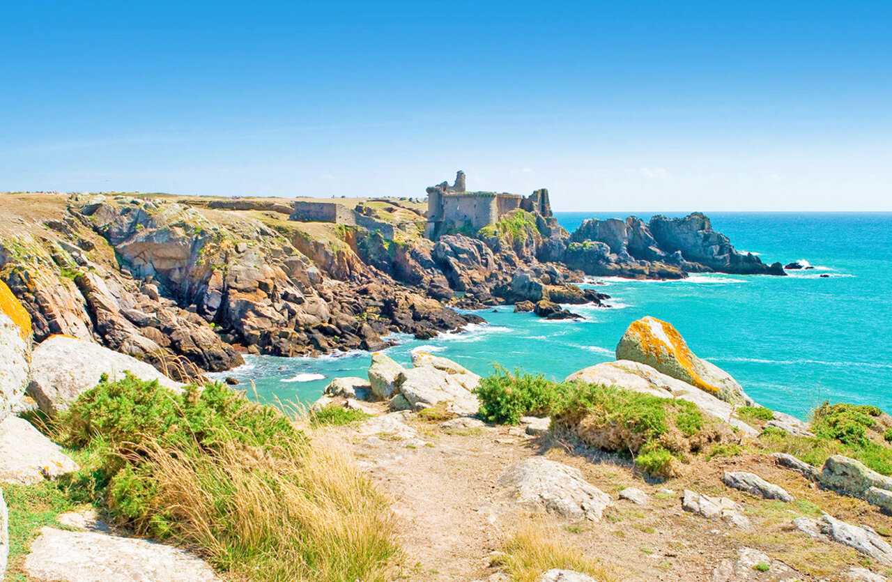 Felsige Klippen, t�rkisfarbenes Meer und historische Ruinen auf dem Campingplatz CLICOCHIC Plage des Tonnelles.