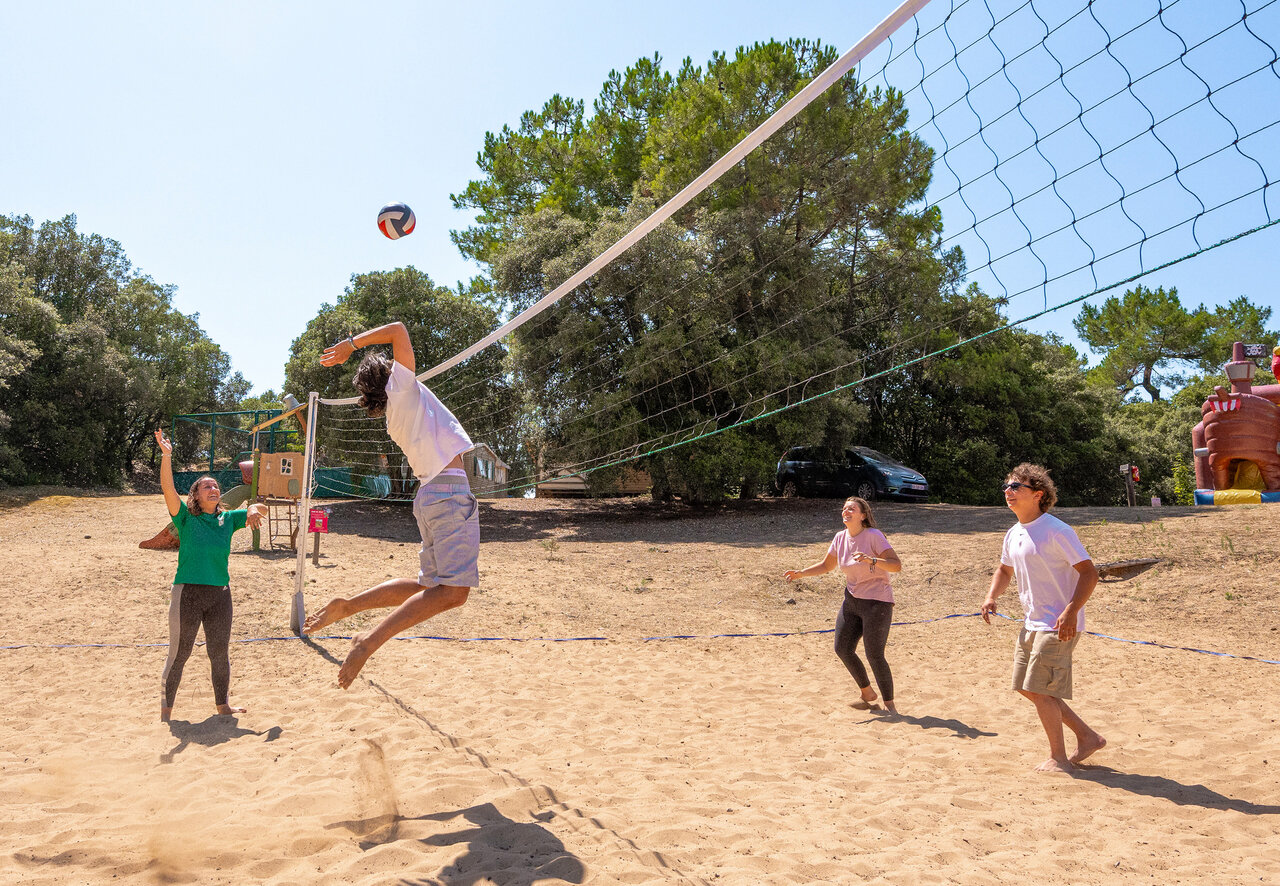 Spieler auf Beachvolleyballfeld am Campingplatz CLICOCHIC in Saint-Jean-de-Monts.