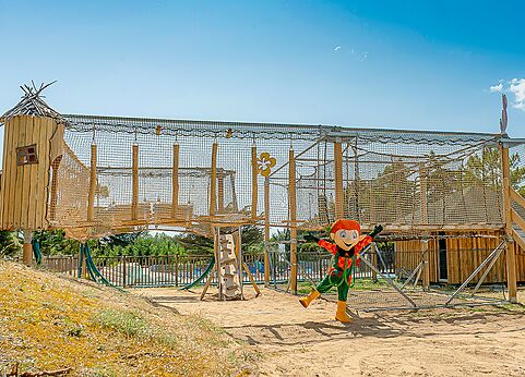 Abenteuerparcours aus Netzen und Holz mit Maskottchen auf dem Campingplatz CLICOCHIC Plage des Tonnelles.