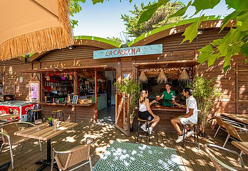 Bar La Cabana mit Holzterrasse auf Campingplatz CLICOCHIC Plage des Tonnelles.