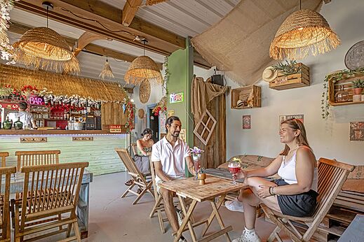 Tropische Bar, Cocktails auf dem Campingplatz CLICOCHIC Plage des Tonnelles in Saint-Jean-de-Monts (85).