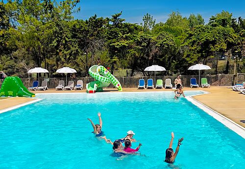Außenpool und Rutschen auf Campingplatz CLICOCHIC Plage des Tonnelles, Saint-Jean-de-Monts.
