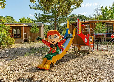 Maskottchen auf Rutsche des Spielplatzes auf dem Campingplatz CLICOCHIC Plage des Tonnelles.