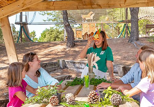 Kreativ-Workshop für Kinder und Erwachsene unter Überdachung auf Camping CLICOCHIC Plage des Tonnelles in Saint-Jean-de-Monts (85).