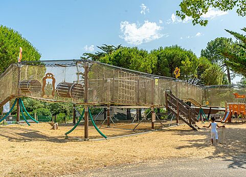 Großer Spielplatz mit Netzstruktur auf dem Campingplatz CLICOCHIC Plage des Tonnelles.