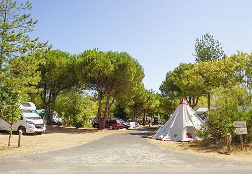 Tipi-Zelt und schattige Stellplätze auf dem Campingplatz CLICOCHIC Plage des Tonnelles in Saint-Jean-de-Monts.