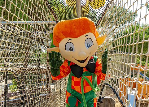Lächelndes Maskottchen im Netz-Spielparcours auf dem Campingplatz CLICOCHIC Plage des Tonnelles.