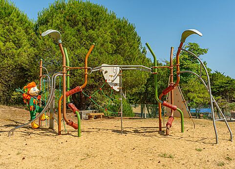 Bunter Kinderspielplatz auf dem Campingplatz CLICOCHIC Plage des Tonnelles in Saint-Jean-de-Monts.
