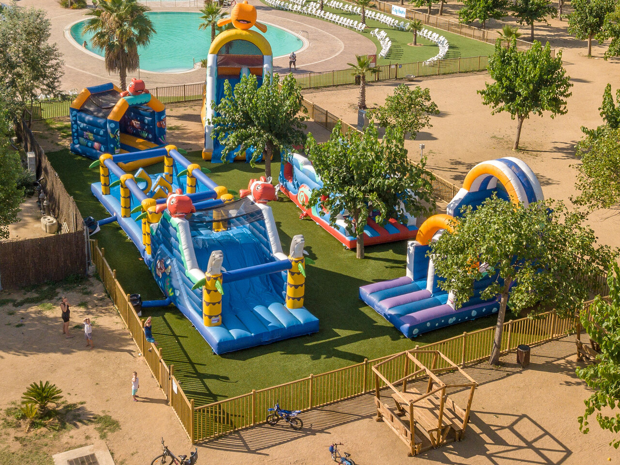 Aufblasbarer Spielpark, Rutschen und Pool auf dem Campingplatz CAPFUN Tordera-Nacions.