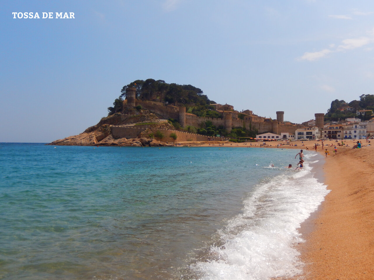 Strand von Tossa de Mar mit der befestigten Vila Vella, Costa Brava, Spanien.