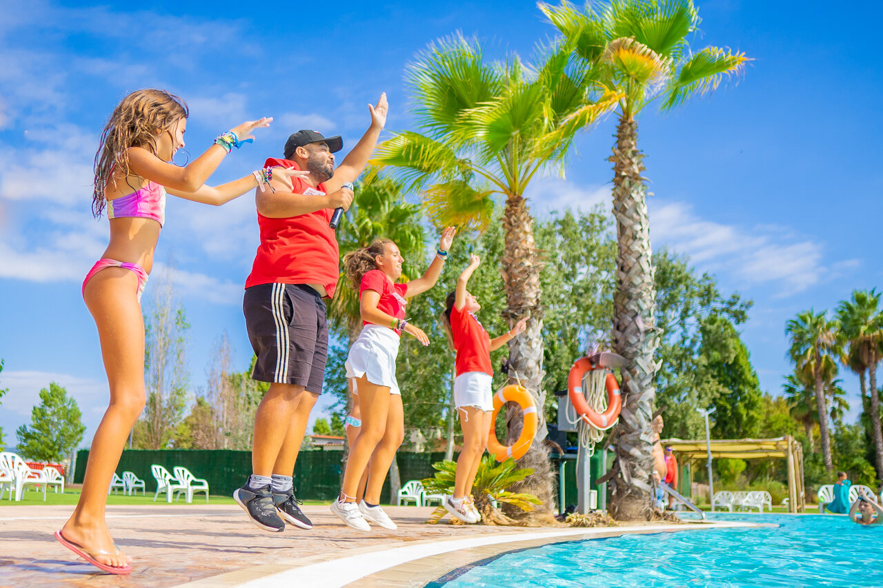 Dynamische Animation am Pool auf dem Campingplatz CAPFUN Tordera-Nacions.
