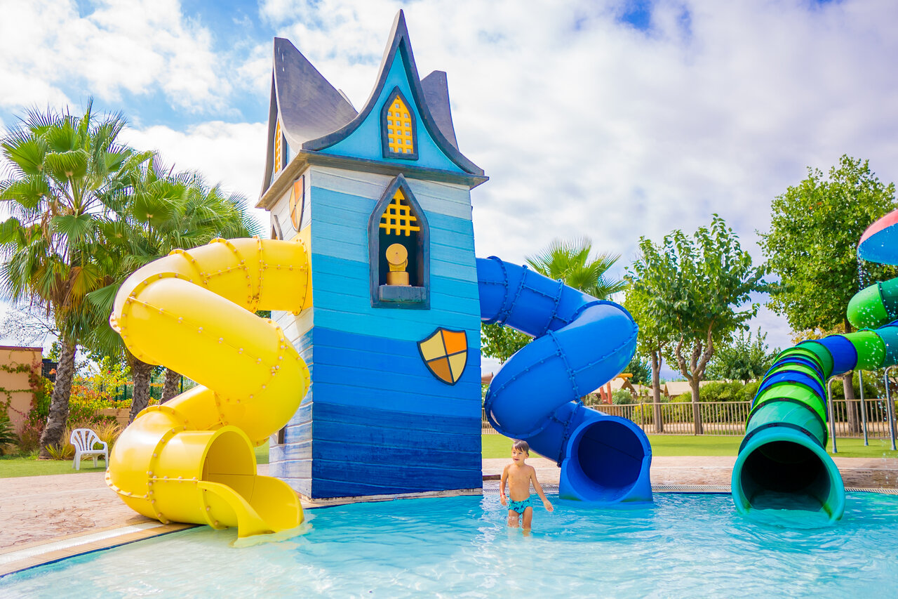 Bunte Wasserrutschen und Wasserspielplatz f�r Kinder auf dem Campingplatz CAPFUN Tordera-Nacions in Malgrat de Mar (08).