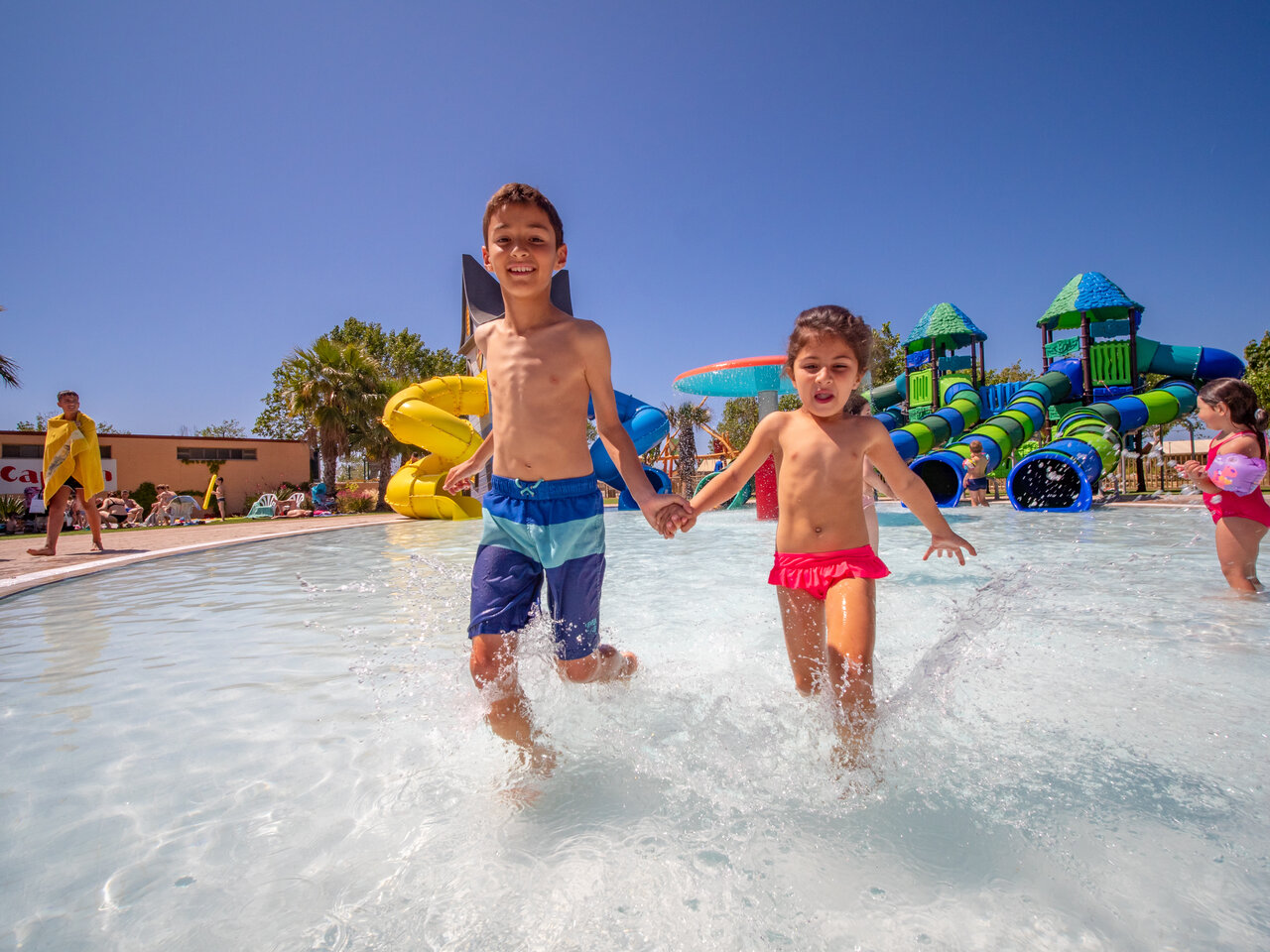 Kinder planschen im Pool, Wasserrutschen, Campingplatz CAPFUN Tordera-Nacions in Malgrat de Mar.