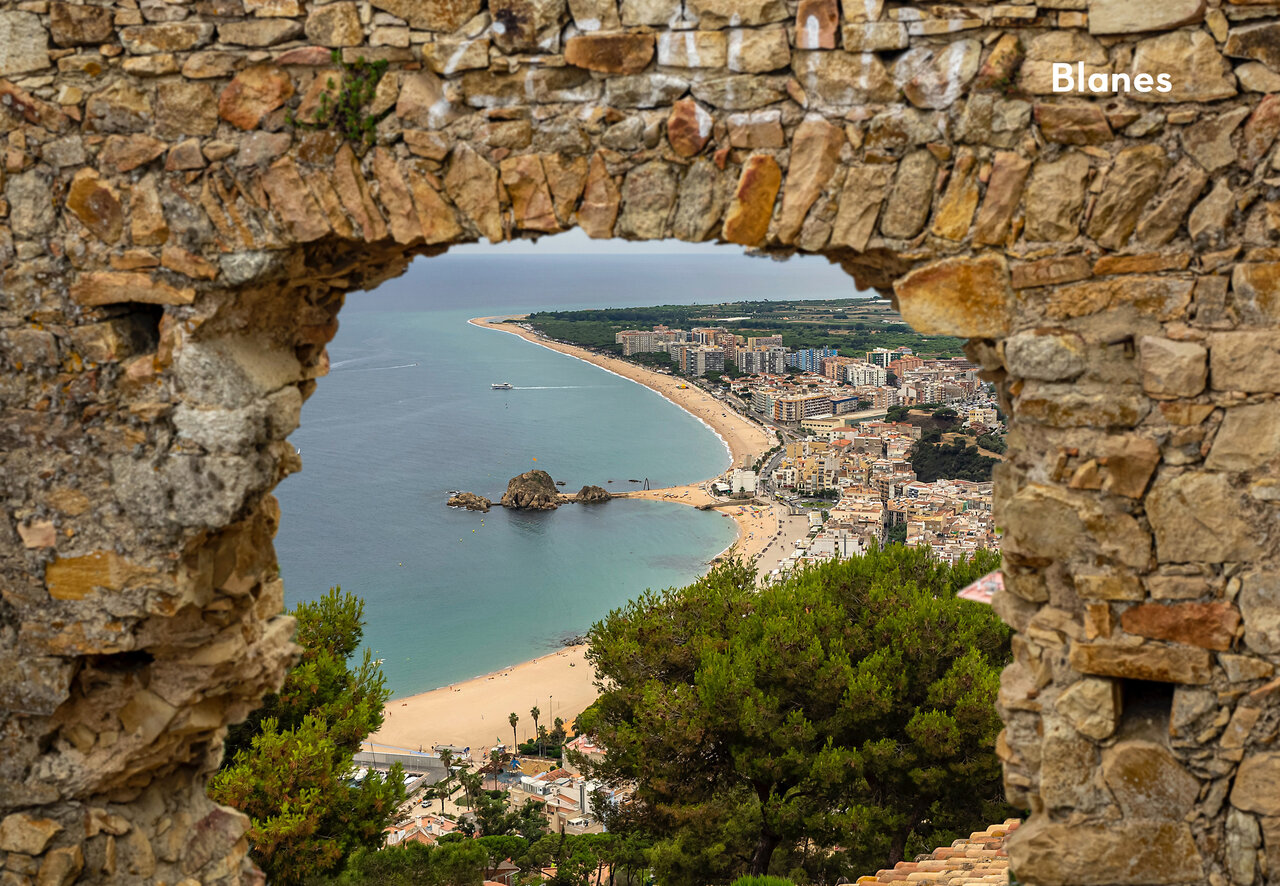 Panoramablick auf Blanes, K�stenstadt mit Strand und Mittelmeer.
