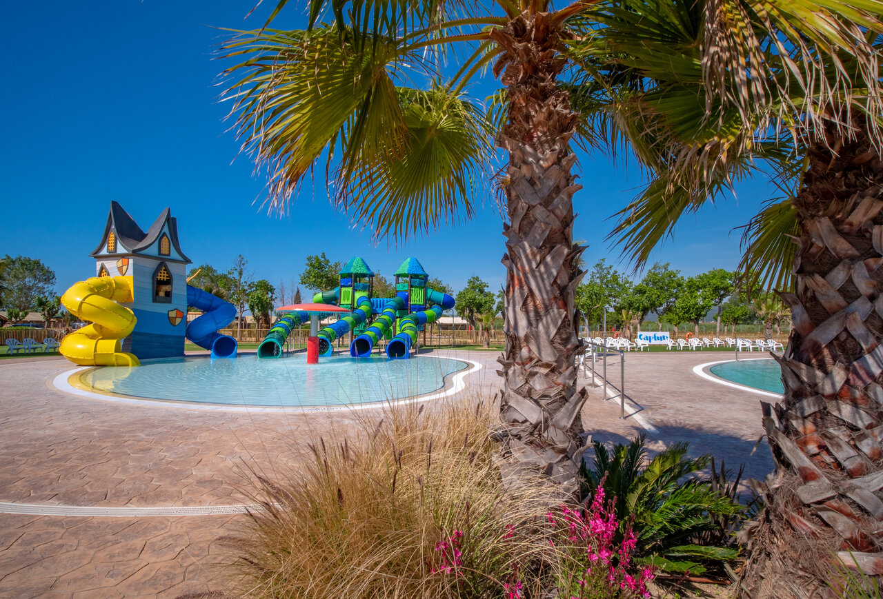 Wasserpark mit bunten Rutschen und Kinderbecken auf dem Campingplatz CAPFUN Tordera-Nacions in Malgrat de Mar (08).