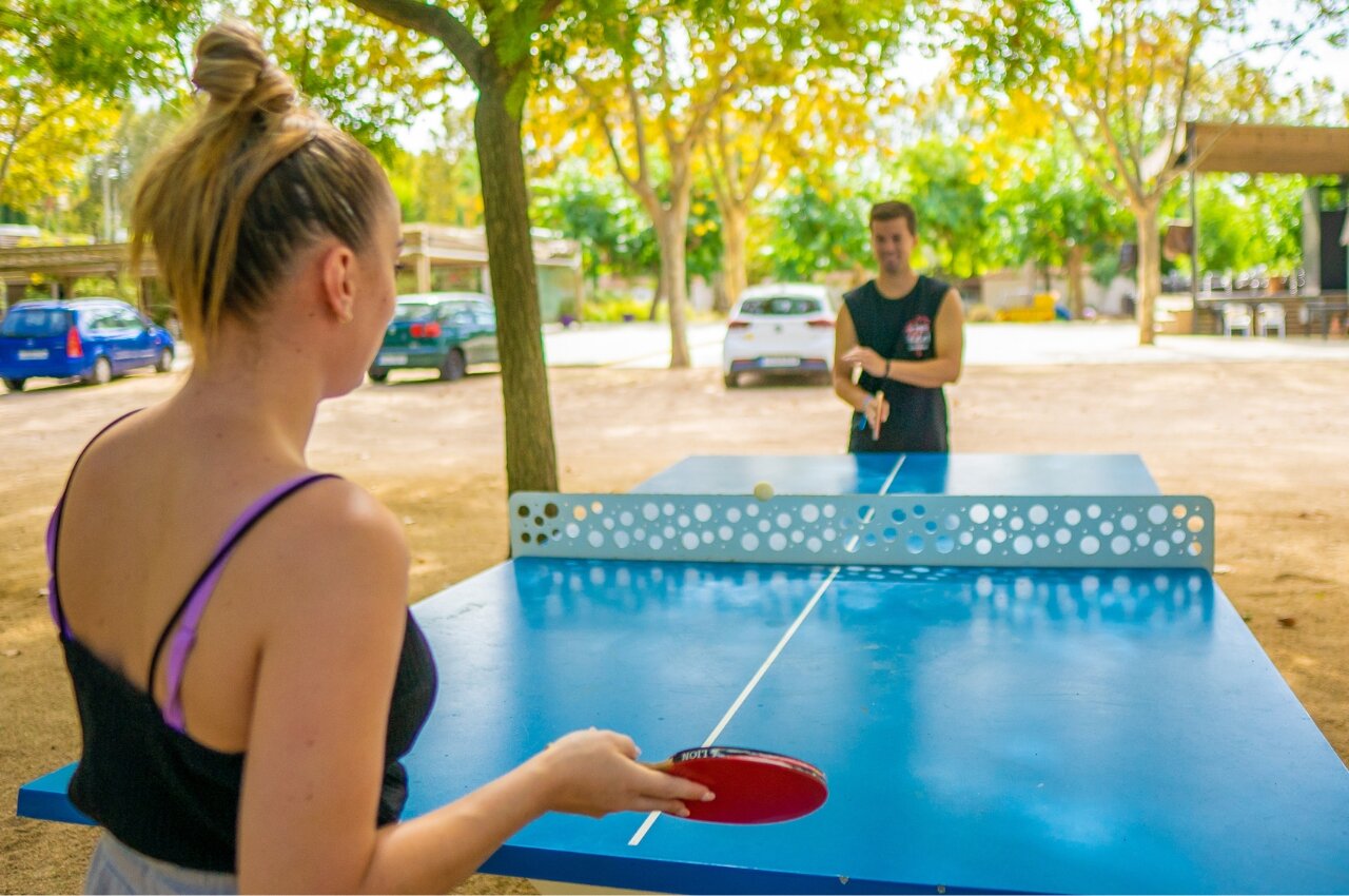 Tischtennisspiel auf blauem Tisch auf dem Campingplatz CAPFUN Tordera-Nacions in Malgrat de Mar.