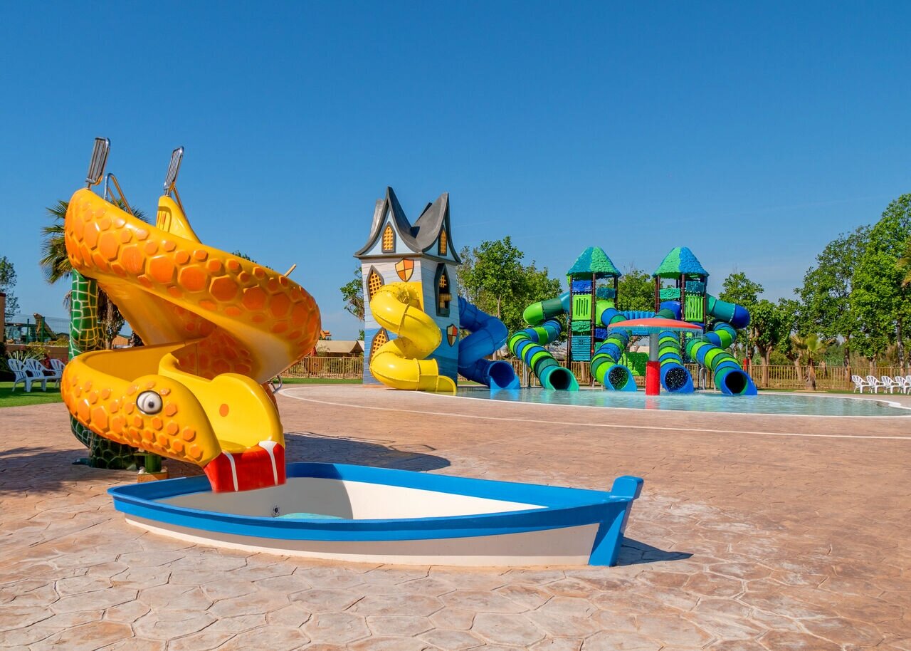 Bunte Wasserrutschen und Kinderspielplatz auf dem Campingplatz CAPFUN Tordera-Nacions in Malgrat de Mar (08).