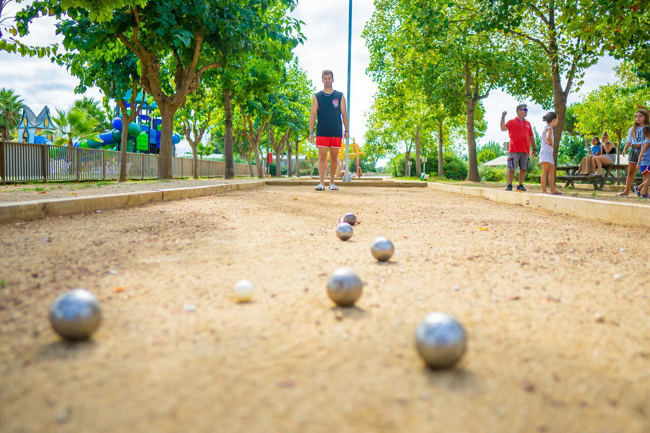 Bocciabahn mit Spielern und Kugeln auf Campingplatz CAPFUN Tordera-Nacions, Malgrat de Mar (08).