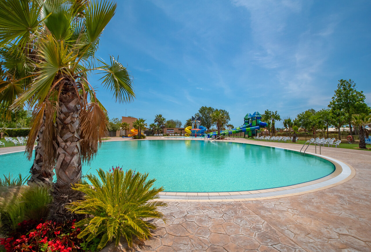 Gro�er Au�enpool mit Wasserrutschen und Spielger�ten auf dem Campingplatz CAPFUN Tordera-Nacions in Malgrat de Mar (08).