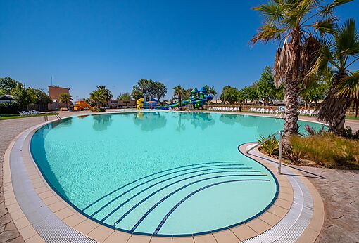 Groot buitenzwembad met waterglijbanen op camping CAPFUN Tordera-Nacions in Malgrat de Mar (08).