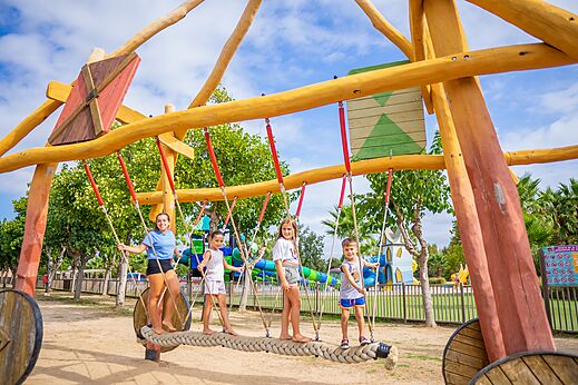Enfants jouant sur une structure de jeux en bois au camping CAPFUN Tordera-Nacions � Malgrat de Mar (08).
