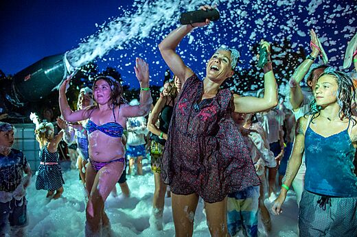Festliche Schaumparty auf dem Campingplatz CAPFUN Tordera-Nacions in Malgrat de Mar (08).