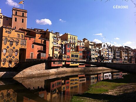 Bunte Häuser entlang des Flusses Onyar in Girona, eine Stadt zu besuchen.