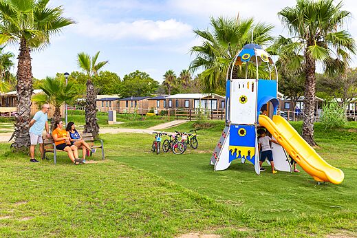 Raket speeltuin met glijbaan voor kinderen, camping CAPFUN Tordera-Nacions Malgrat de Mar.