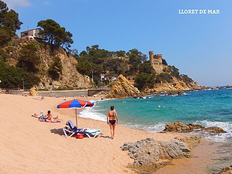 Strand von Lloret de Mar mit mittelalterlicher Burg, Costa Brava, Spanien.