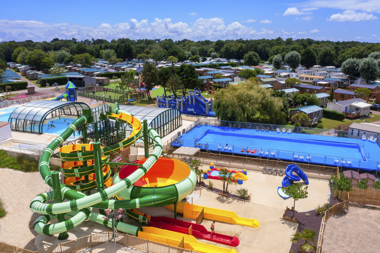 Waterpark, glijbanen, zwembaden en stacaravans op camping CAPFUN Celeste in Breuillet (17).