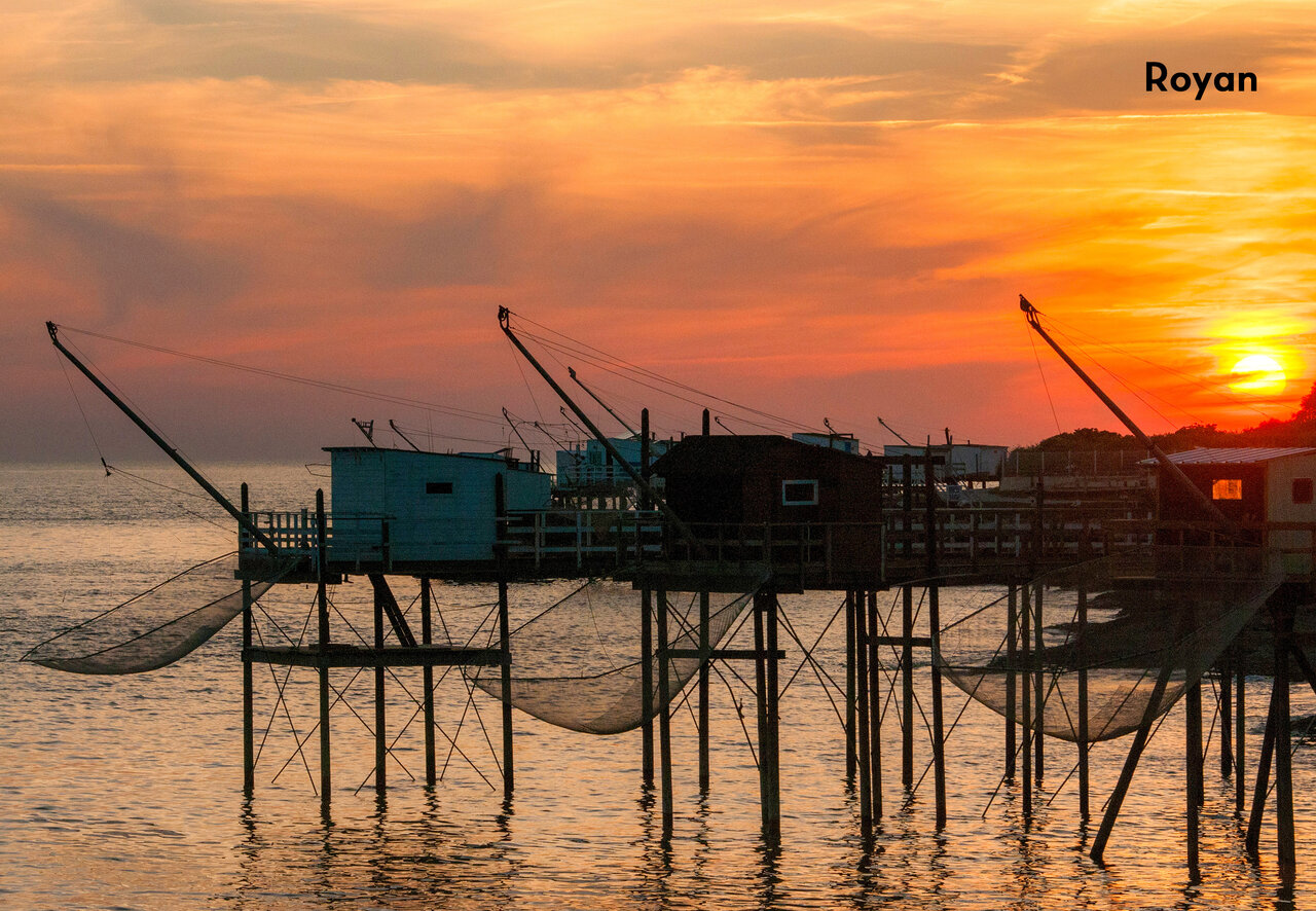 Traditionele vissershutten bij zonsondergang in Royan, Charente-Maritime, te bezoeken.