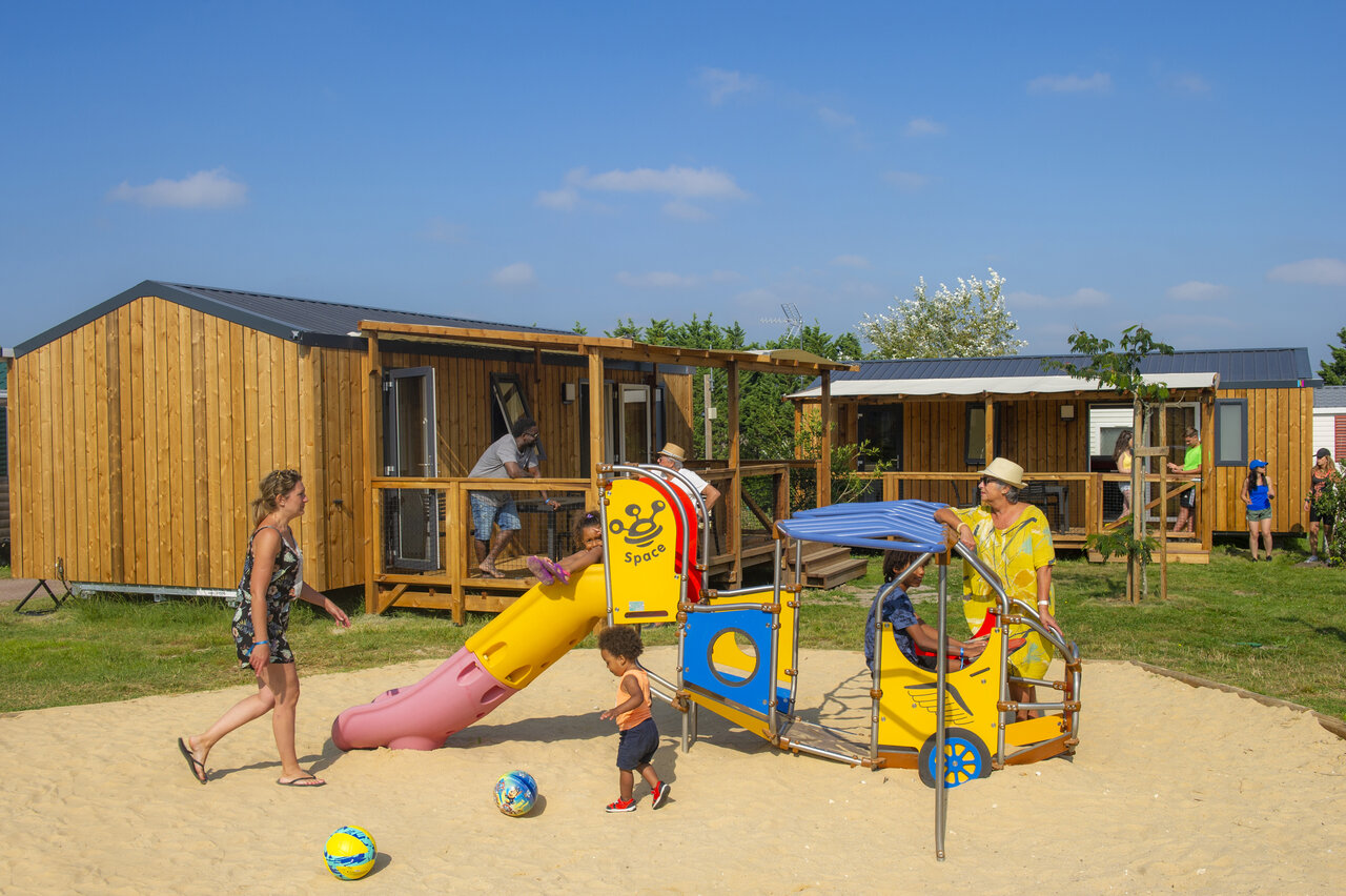 Kinderspeeltuin en moderne stacaravans op camping CAPFUN Celeste in Breuillet (17).
