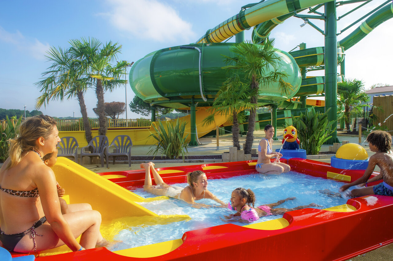 Waterglijbanen en kinderzwembad op camping CAPFUN Celeste in Breuillet (17).