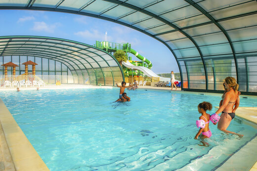 �berdachtes Schwimmbad und riesige Wasserrutsche auf Campingplatz CAPFUN Celeste in Breuillet (17).