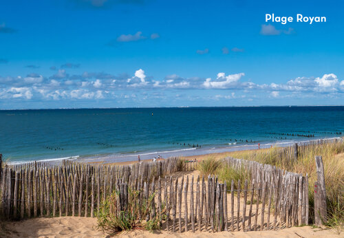 Strand von Royan mit feinem Sand und Holzzaun, Charente-Maritime.